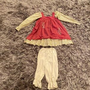 I’m selling an Costume. It’s a child small. Colors red & off white.